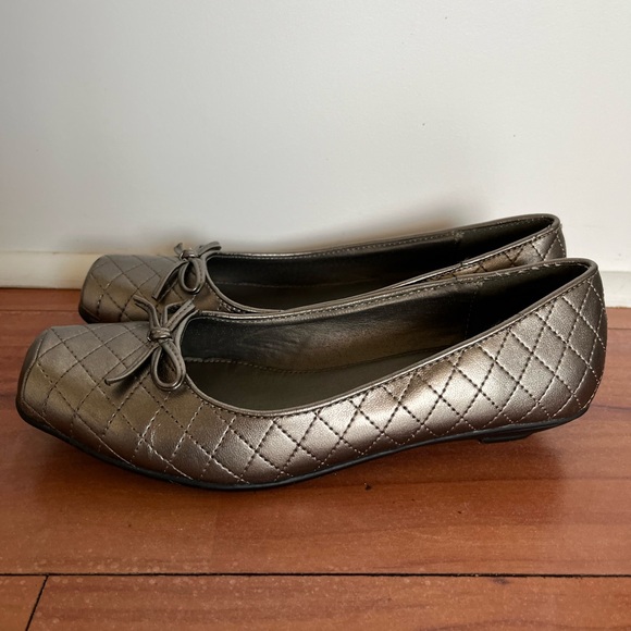TRADITION Metallic Ballet Bow Flats. - Picture 11 of 12